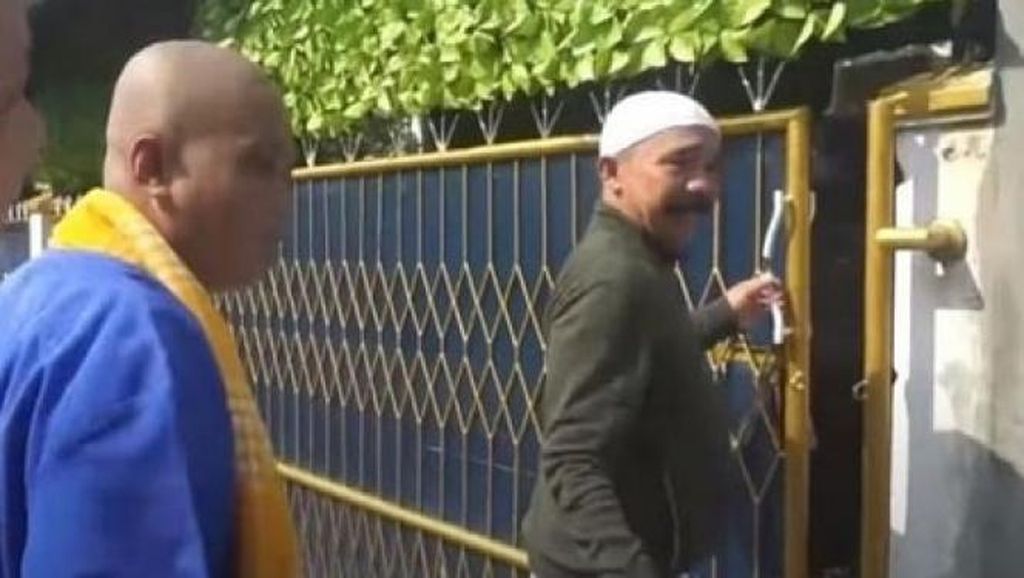 7 Potret Rumah Artis Berlokasi di Gang Sempit, Punya Ahmad Sahroni Bak Istana 7 Potret Rumah Artis Berlokasi di Gang Sempit, Punya Ahmad Sahroni Bak Istana