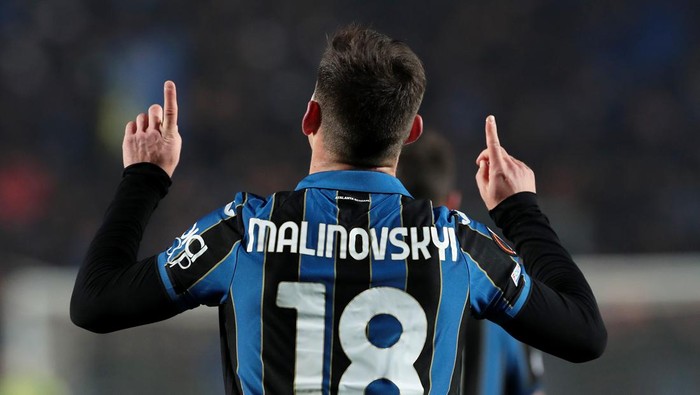 BERGAMO, ITALY - MARCH 10: Ruslan Malinovskyi of Atalanta BC celebrates their sides second goal of the game during the UEFA Europa League Round of 16 Leg One match between Atalanta and Bayer Leverkusen at Stadio di Bergamo on March 10, 2022 in Bergamo, Italy. (Photo by Emilio Andreoli/Getty Images)