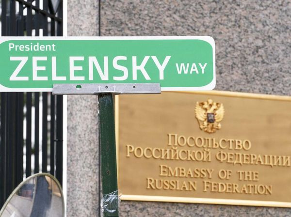 Saat Papan Nama Jalan Presiden Ukraina Hiasi Kedubes Rusia di AS