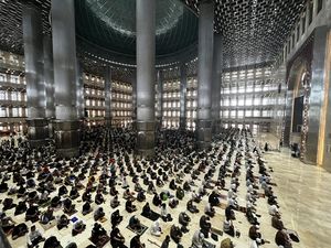 Jemaah Salat Jumat di Istiqlal Masih Jaga Jarak Usai MUI Seru Rapatkan Saf