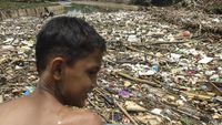 Potret Sampah Menyangkut di Jembatan Kali Pesanggrahan Depok