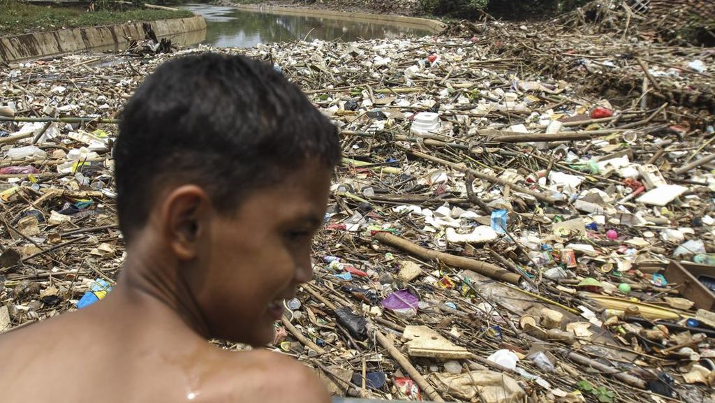Potret Sampah Menyangkut di Jembatan Kali Pesanggrahan Depok Potret Sampah Menyangkut di Jembatan Kali Pesanggrahan Depok