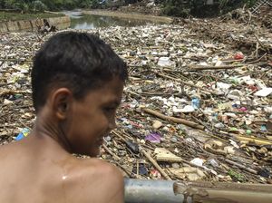 Potret Sampah Menyangkut di Jembatan Kali Pesanggrahan Depok