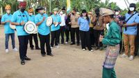 Sandiaga Uno Kunjungi Desa Wisata Sungai Kupah Kalbar