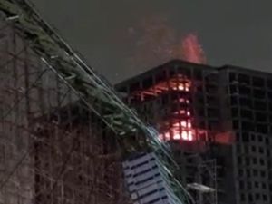 Kebakaran Bangunan Tinggi di Jakbar Padam, Ada Pekerja Sempat Terjebak