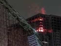 Kebakaran Bangunan Tinggi di Jakbar Padam, Ada Pekerja Sempat Terjebak