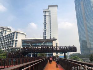 Baru Diresmikan, JPO Pinisi Jakpus Ramai Jadi Ajang Selfie Warga Baru Diresmikan, JPO Pinisi Jakpus Ramai Jadi Ajang Selfie Warga