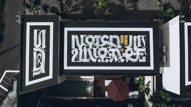 Seniman Rusia Membuat Kaligrafi Perdamaian di Atap Pengusaha Ukraina di Bali