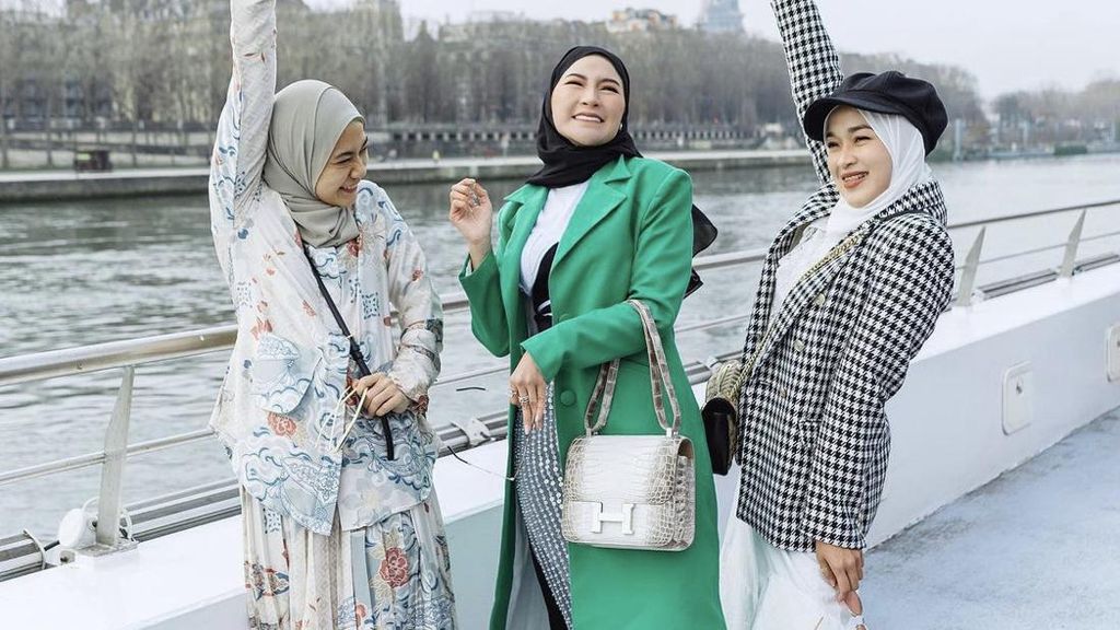 Bestie, 7 Foto Shandy Purnamasari, Ririe Fairuz dan Mommy ASF di Paris Bestie, 7 Foto Shandy Purnamasari, Ririe Fairuz dan Mommy ASF di Paris