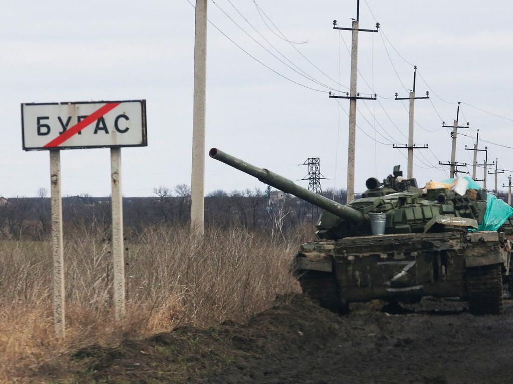 Detik-detik Tentara Ukraina Hancurkan Tank Rusia di Mariupol