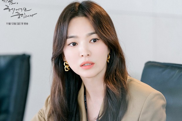 Song Hye Kyo juga rutin memberikan donasi baik untuk korban bencana alam maupun donasi tahunan berupa buku panduan yang dilakukan setiap 1 Maret