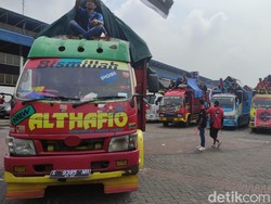 Ratusan Sopir Truk Penolak Kebijakan ODOL Kumpul di Puspa Agro Sidoarjo
