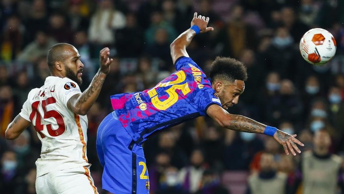Barcelonas Pierre-Emerick Aubameyang, right, vies for the ball with Galatasarays Marcao during the Europa League, round of 16, first leg soccer match between FC Barcelona and Galatasaray at the Camp Nou stadium in Barcelona, Spain, Thursday, March 10, 2022. (AP Photo/Joan Monfort)