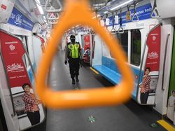 Kapasitas Tempat Duduk MRT Berlaku 100% Mulai Besok, Stiker Jaga Jarak Dilepas