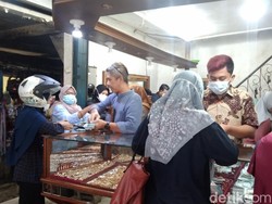 Emak-emak di Majalengka Ramai Jual Perhiasan Emas, Ada Apa?