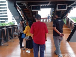 Baru Sehari JPO Pinisi Sudirman Diresmikan, Warga Antre Selfie