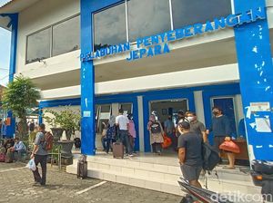 Snapshots: Penyeberangan Karimunjawa Ramai Usai Syarat Tes COVID Dihapus