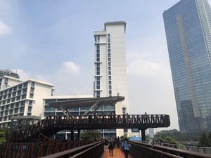 Menjajal JPO Pinisi di Karet yang Diresmikan Anies, Sepeda Bisa Lewat