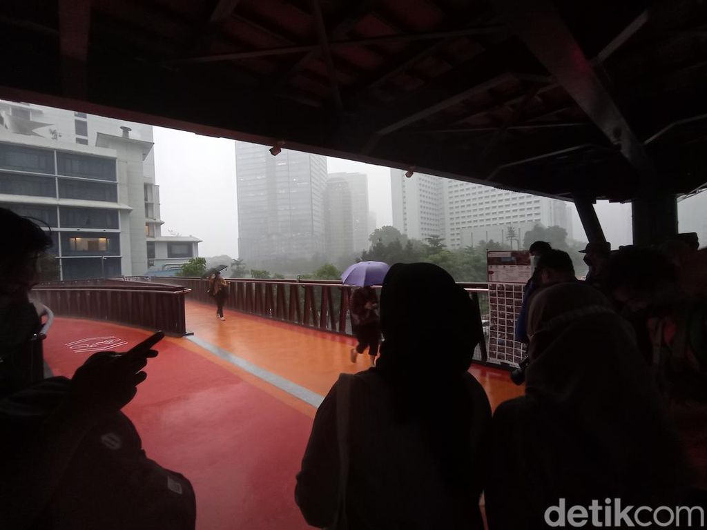 JPO Pinisi Sudirman Tak Beratap, Warga Lari Berhamburan Saat Hujan