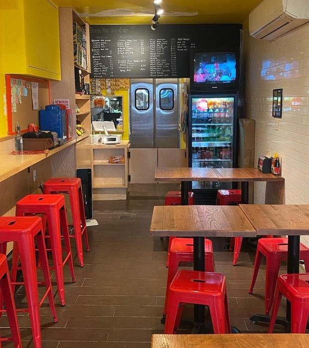 Suasana Warkop NYC/foto: instagram.com/omar.k.prawiranegara Suasana di Warkop NYC dibuat semirip mungkin dengan Warkop di Indonesia