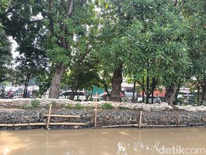 Tanggul Masih Setengah Jadi, Pertigaan Hek Sempat Tergenang Lagi Tanggul Masih Setengah Jadi, Pertigaan Hek Sempat Tergenang Lagi