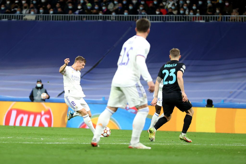 MADRID, SPAIN - DECEMBER 07: Toni Kroos of Real Madrid scores their side's first goal during the UEFA Champions League group D match between Real Madrid and FC Internazionaleat Estadio Santiago Bernabeu on December 07, 2021 in Madrid, Spain. (Photo by Gonzalo Arroyo Moreno/Getty Images)
