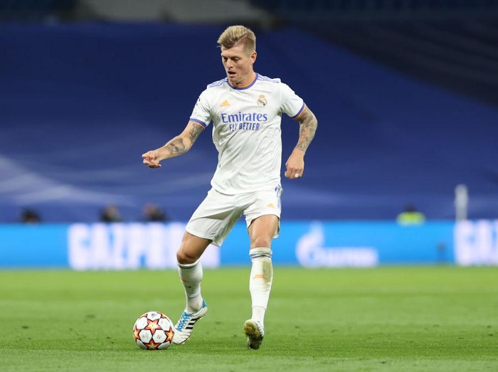 MADRID, SPAIN - DECEMBER 07: Toni Kroos of Real Madrid scores their side's first goal during the UEFA Champions League group D match between Real Madrid and FC Internazionaleat Estadio Santiago Bernabeu on December 07, 2021 in Madrid, Spain. (Photo by Gonzalo Arroyo Moreno/Getty Images)