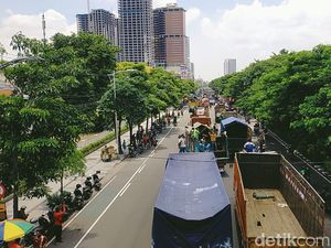 Sopir Truk Demo Tolak ODOL Sisakan Satu Lajur di Frontage Ahmad Yani