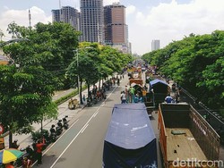 Sopir Truk Demo Tolak ODOL Sisakan Satu Lajur di Frontage Ahmad Yani