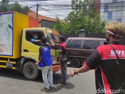 Pendemo Tolak Aturan ODOL Setop Truk Ekspedisi yang Melintas di Sidoarjo