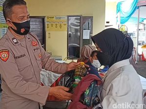 Warga Rela Telat Bekerja Demi Vaksin Gratis Minyak Goreng