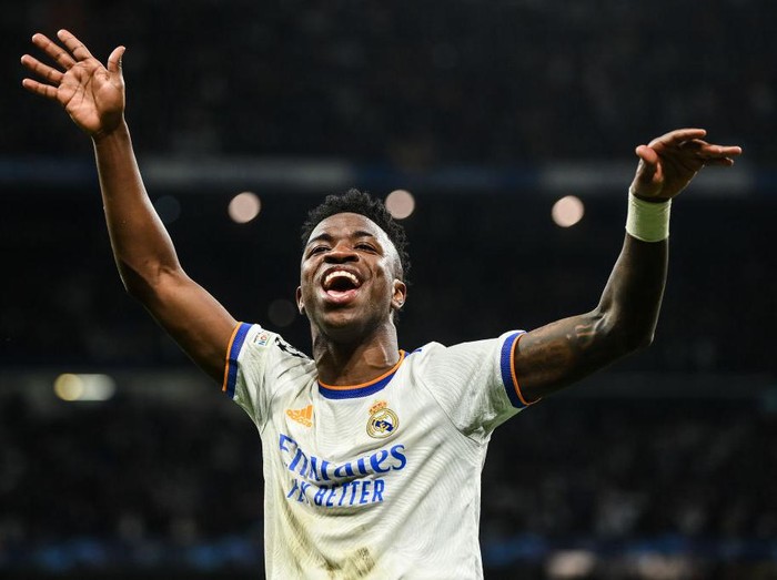 MADRID, SPAIN - MARCH 09: Vinicius Jr of Real Madrid CF celebrates at the end of the UEFA Champions League Round Of Sixteen Leg Two match between Real Madrid and Paris Saint-Germain at Estadio Santiago Bernabeu on March 09, 2022 in Madrid, Spain. (Photo by David Ramos/Getty Images)