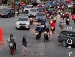 Viral Wanita Berpose di Simpang Tugu Jogja Nyaris Tertabrak Motor
