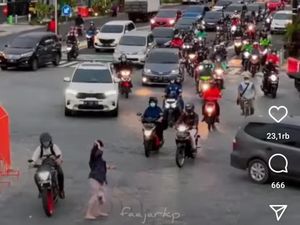 Viral Wanita Berpose di Simpang Tugu Jogja Nyaris Tertabrak Motor Viral Wanita Berpose di Simpang Tugu Jogja Nyaris Tertabrak Motor