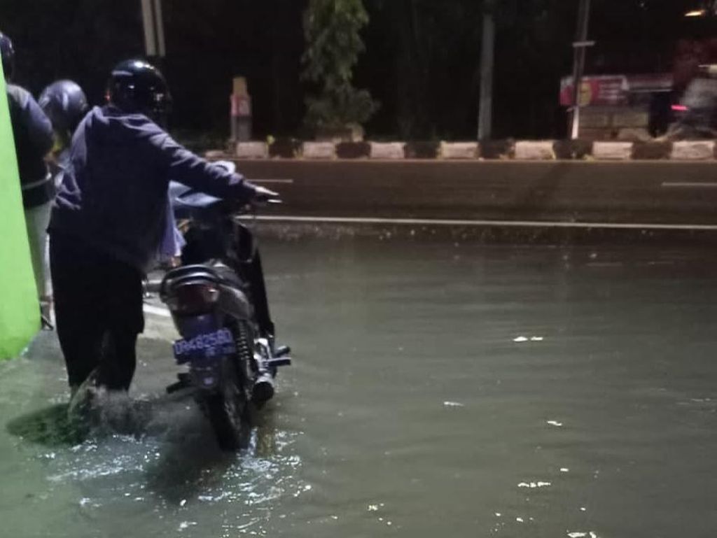 Jalan Jogja-Solo di Prambanan Klaten Sempat Kebanjiran Malam Ini