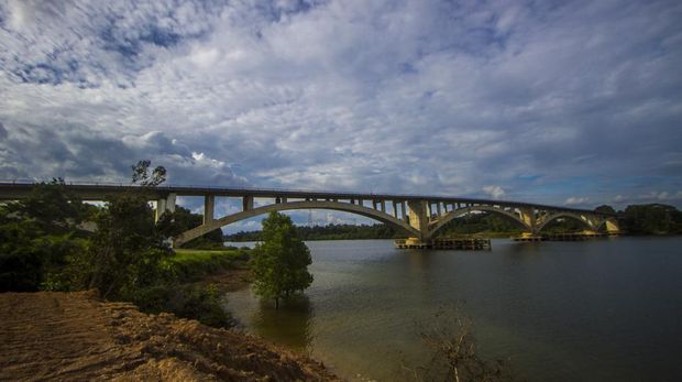 AKSES PENGHUBUNG IKN NUSANTARA DI KALIMANTAN TIMUR Jembatan Pulau Balang I di Kabupaten Penajam Paser Utara, Kalimantan Timur, Kamis (10/2/2022). Jembatan Pulau Balang menjadi salah satu akses penghubung menuju Ibu Kota Negara (IKN) Nusantara, jembatan tersebut menghubungkan Kota Balikpapan langsung ke Penajam Paser Utara namun hingga kini belum bisa digunakan untuk umum karena akses jalan belum selesai dikerjakan. ANTARA FOTO/Bayu Pratama S/foc.