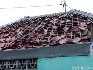 Puting Beliung Rusak Belasan Rumah di Cirebon Puting Beliung Rusak Belasan Rumah di Cirebon