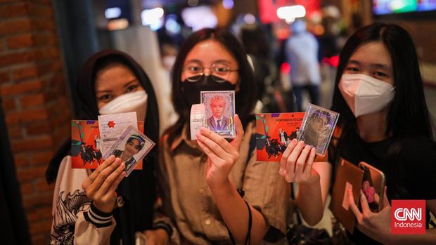 Antusias Para “Army” di Konser Daring BTS Sejumlah penonton konser daring bertajuk BTS Permission to Dance On Stage Concert memadati CGV Grand Indonesia, Jakarta, Sabtu (12/3/2022). CNN Indonesia/Adi Maulana Ibrahim
