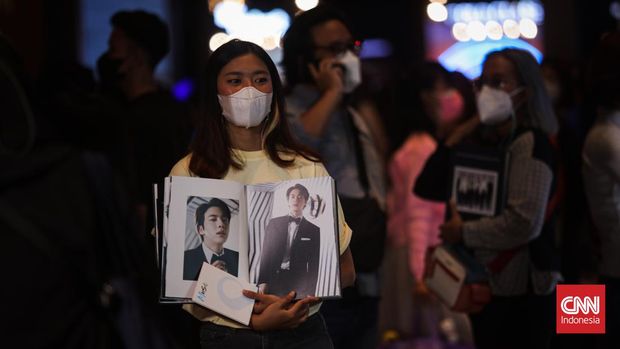 Sejumlah penonton konser daring bertajuk BTS Permission to Dance On Stage Concert memadati CGV Grand Indonesia, Jakarta, Sabtu (12/3/2022). CNN Indonesia/Adi Maulana Ibrahim