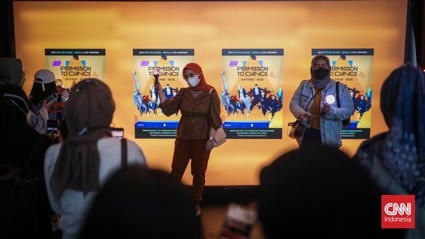 Sejumlah penonton konser daring bertajuk BTS Permission to Dance On Stage Concert memadati CGV Grand Indonesia, Jakarta, Sabtu (12/3/2022). CNN Indonesia/Adi Maulana Ibrahim