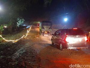 Jalan Amblas 60 Meter Hambat Lalu Lintas di Ruas Sumedang-Cirebon Jalan Amblas 60 Meter Hambat Lalu Lintas di Ruas Sumedang-Cirebon