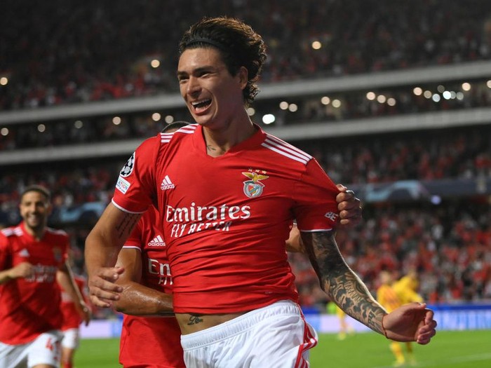 LISBON, PORTUGAL - SEPTEMBER 29: Darwin Nunez of SL Benfica celebrates scoring his sides third goal during the UEFA Champions League group E match between SL Benfica and FC Barcelona at Estadio da Luz on September 29, 2021 in Lisbon, Portugal. (Photo by David Ramos/Getty Images)