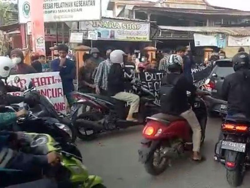 Warga Antang Makassar Demo, Tuntut Pemprov Sulsel Segera Perbaiki Jalan Rusak