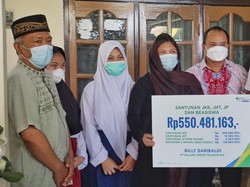 Dirut BPJS Ketenagakerjaan Beri Santunan Korban Penembakan di Papua