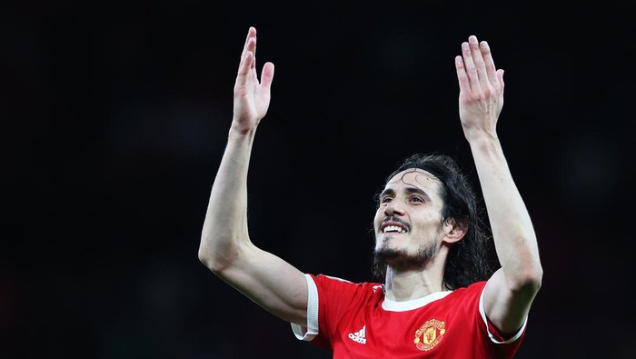 MANCHESTER, ENGLAND - DECEMBER 30: Edinson Cavani of Manchester United celebrates their sides victory following the Premier League match between Manchester United and Burnley at Old Trafford on December 30, 2021 in Manchester, England. (Photo by Clive Brunskill/Getty Images)