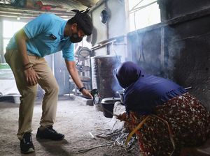 Gercep! Sandiaga Video Call Anak Buah Buat Bantu Pembuat Gula Jawa