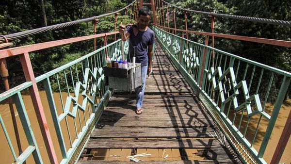Jembatan Penghubung Jakarta-Depok Rusak