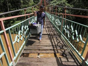 Jembatan Penghubung Jakarta-Depok Rusak