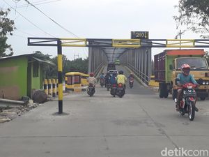 Jembatan Glendeng Sisi Tuban Dipasang Portal, Sopir Truk Kaget Tak Bisa Lewat Jembatan Glendeng Sisi Tuban Dipasang Portal, Sopir Truk Kaget Tak Bisa Lewat