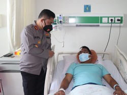 Kapolda Metro Besuk AKBP Ferikson yang Jadi Korban Demo soal Papua